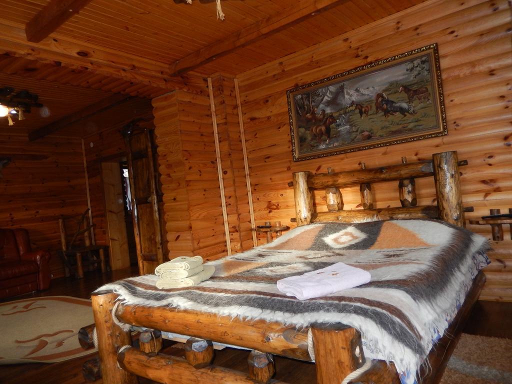 Гуцульська Хата Hotel Yaremche Exterior photo